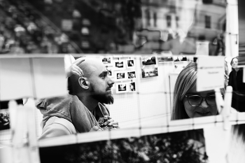 На выставке / выставка мужчина ребенок фотографии