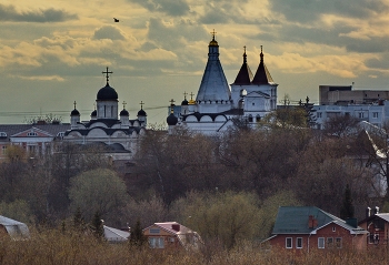 Весенний вечер в старом городе С. / Введенский Владычный женский монастырь. Серпухов, апрель 2026.