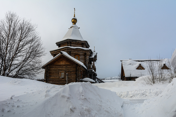 в сугробах / Надвратная церковь Сергия Радонежского, Мурманск