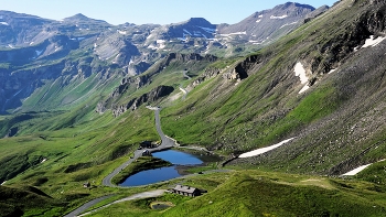 Горное Озеро Фушер-Лаке ( Fuscher Lake ) / Горное Озеро Фушер-Лаке ( Fuscher Lake ) на высоте 2262 м над уровнем моря. Высокогорная Альпийская дорога Гросглоккнер, Австрия