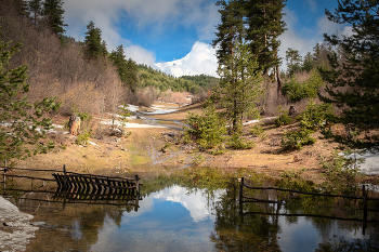 Spring Puddle / По весне множество ручьев стекают с гор, временами образуя большие лужи с прозрачной водой