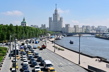 Москворецкая набережная / Вид с Парящего моста парка Зарядье