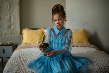 Полина с цветком / модель Полина Шутова
причёска Марина Быстрова
локация фотостудия «ФотоФабрика»