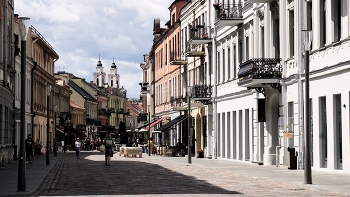 Каунас / Вильнюсская улица (Vilniaus gatve) — это главная и самая красивая пешеходная артерия Старого города в Каунасе. Улица соединяет современный центр города с исторической Ратушной площадью ...