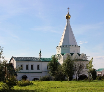 Церковь Евфимия Суздальского / Одним из немногих сохранившихся шатровых надвратных храмов в древнерусском зодчестве является надвратная Евфимиевская церковь Печерского Вознесенского монастыря в Нижнем Новгороде.
Церковь в честь святого преподобного Евфимия Суздальского была построена в 1645 году. Она является ярким примером строительства по образцу. Прообразом служил ранее возведенный Антипой Константиновым Михайло-Архангельский собор Нижегородского кремля. Но надвратная церковь Печерского монастыря имела некоторые особенности. Она была без притворов и колокольни, с прямоугольной алтарной частью. Габаритные горизонтальные размеры здания в верхней части были заметно меньшими, чем у основания, что зрительно подчеркивало высоту строения.