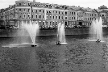 Кадашёвская набережная / Кадашёвская набережная Водоотводного канала в Москве. Июль 2013. OLYMPUS OM-20; OLYMPUS OM-System ZUIKO MS Auto-ZOOM 1:3.6 f=35-70mm; MARUMI Y2; LUCKY SHD 100; FOTOпроект.