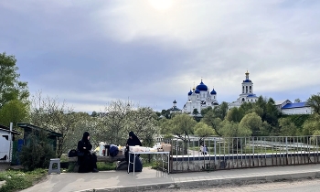 монастырские будни / торговля монастырскими атрибутами в Боголюбово