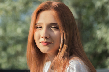 «Эффект Джоконды» / Модель - Лиза. «МС Юпитер 37А» уникален как инструмент для художественной, а не технической съёмки. Его «изюминка» — в том самом мягком, «живописном» рисунке, который так сложно получить с помощью более строгих и контрастных немецких аналогов вроде оптики Carl Zeiss.

Почему «Юпитер 37А» так идеально ложится на задачи создания портретов в духе старых мастеров:

* Характерное боке и сфумато. Оптическая схема создаёт не просто размытие, а именно бархатистую, дымчатую структуру на границах резкости. Это имитирует технику Леонардо да Винчи и других мастеров эпохи Возрождения, которые использовали плавные переходы тонов без чётких контуров.
* Мягкость вместо резкости. Зарубежные объективы той же эпохи часто стремились к максимальной детализации и контрастности. «Юпитер» же намеренно сглаживает микродетали, убирая «шум» кожи и акцентируя внимание на форме и эмоциях.
* Глубина и объём. Благодаря особенностям оптики, лица на снимках выглядят объёмными, а не плоскими, что придаёт портрету скульптурность.