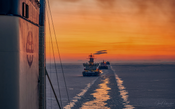 В караване / Охотское море 2025г..
Проводка каравана судов типа " Panamax", совместно с л/к Санкт Петербург.