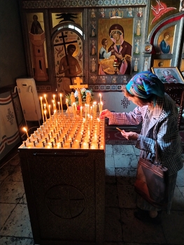 огонек за упокой / в церкви