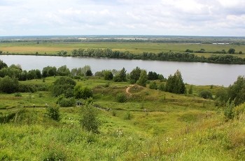Буераки… пеньки… косогоры / Этой грусти теперь не рассы́пать
Звонким смехом далёких лет.
Отцвела моя белая липа,
Отзвенел соловьиный рассвет.

Для меня было всё тогда новым,
Много в сердце теснилось чувств,
А теперь даже нежное слово
Горьким пло́дом срывается с уст.

И знакомые взору просторы
Уж не так под луной хороши.
Буераки… пеньки… косогоры
Обпечалили русскую ширь.
1924
Сергей Есенин