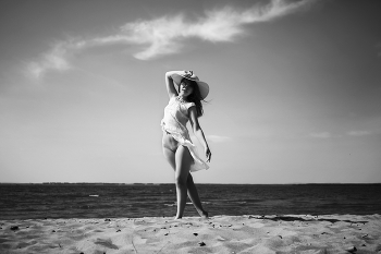 На пляже / Больше новых и эксклюзивных фото на https://boosty.to/troickiipavel