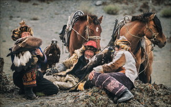 Охотники на привале / По мотивам В.Г.Перова :)
Западная Монголия, Sagsay Golden Eagle Festival ( фестиваль охотников с беркутами ).
Как показало время - зачастую многие интересные сцены, а особенно портреты можно снять как раз вне пределов ринга.

(с) phototravel.pro