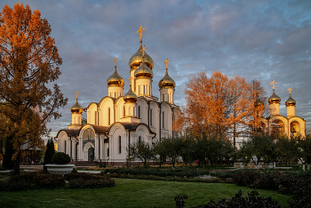 В лучах закатного Солнца. / Свято-Никольский Переславский женский монастырь.