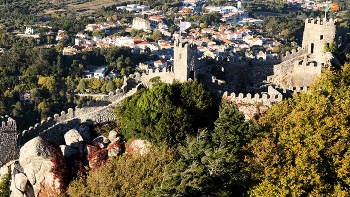 Стены замка Мавров и вид на Синтру / Вид на Синтру с замка Мавров (порт. Castelo dos Mouros ) . Средневековая крепость, построенная маврами в IX–X веках во времена арабского завоевания Пиренейского полуострова. Расположена на вершине горы Серра-де-Синтра, откуда открывается панорамный вид на город, дворец Пена . Португалия