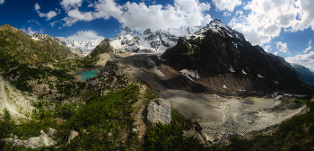 Джанкуат, Джантуган и Башкара / НП "Приэльбрусье". ~2600 н.у.м. На фото, в том числе, одноименные ледники, в нижней части засыпанные каменными осыпями. Лед под камнями.