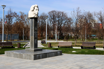 Сквер 200 лет А.С. Пушкина / Сквер имени 200 лет со дня рождения А.С. Пушкина на Люблинской улице в Москве. Апрель 2025.