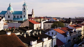 Взгляд на крыши ... / Крыши Гродно. На переднем плане возвышается кафедральный собор Святого Франциска Ксаверия, неофициально называется также Фарный костёл, кафедральный собор Гродненского диоцеза. Один из четырёх храмов Белоруссии, носящих титул малая базилика. Был построен как храм ордена иезуитов в 17 в.