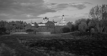 Весенний монохром / Вечерний сюжет из города Серпухов. Высоцкий монастырь 2023 год.