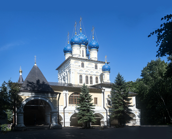 Храм Казанской иконы Божией Матери в Коломенском / лето, прогулка