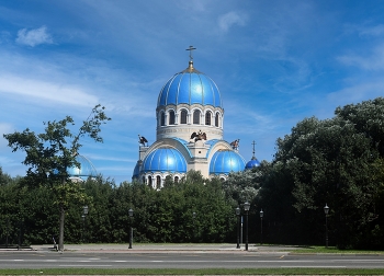 Храм Троицы в Орехове-Борисове / лето, прогулка