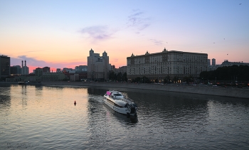По Москва-реке / Москва