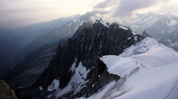 Раннее утро ... / Гранитные пики Aiguille du Plan (3673 м) и Aiguille de Blaitière (3522 м) — это знаменитые скальные вершины массива Монблан в Шамони (Франция)