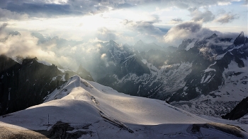 Вид с Aiguille du Midi 3842 м. , утро оживает ... / Из Шамони на высоту 3842 м. ведёт знаменитая канатная дорога Эгюий дю - Миди, откуда открывается панорамный вид на Монблан

Aiguille du Midi - ( полуденный пик ) - горная вершина во Франции, в полдень солнце находится прямо над этим пиком 
Канатная дорога состоит из двух секций, первая Plan de Aiguille на высоте 2317м. Вторая без промежуточных опор поднимает кабину к верхней платформе