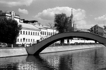 Садовнический мост / Садовническая набережная Водоотводного канала в Москве и Садовнический мост. Август 2013. OLYMPUS OM-10; OLYMPUS OM-SYSTEM F.ZUIKO AUTO-S 1:1.8 f=50mm; ILFORD PAN 100; FOTOпроект.