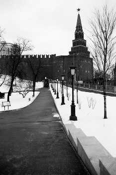 Александровский сад / Александровский сад в Москве. Декабрь 2013. Canon EOS 33; CANON ZOOM LENS EF 28-105mm; Kenko L37 Professional; ILFORD PAN 100; FOTOпроект.