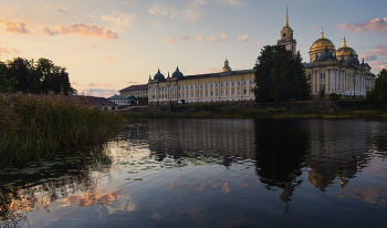 Вечером у храма / Нило столобенская пустынь