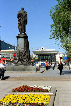 Грибоедовская площадь / Грибоедовская площадь в Москве. Май 2014. OLYMPUS OM-2000 SM; OLYMPUS OM-SYSTEM F.ZUIKO AUTO-S 1:1.8 F=50mm; Kenko L37 Professional; Kodak Professional ProFoto XL 100; FOTOпроект.
