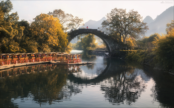 Fuli Bridge / Юго-Восточный Китай.
Раннее утро на реке Юлонг, округ Яншо.
Старинный каменный арочный мост Фули, построенный ещё во времена династии Мин — более 500 лет назад, знаменитый своими видами на карстовые горы.
Именно отсюда открываются пейзажи, которые выглядят как настоящая китайская живопись.

Приглашаю в Китай в ноябре 2026г. и марте-апреле 2027г.
Подробности на сайте.
(с) https://phototravel.pro/phototravel2026/