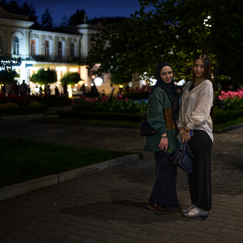 на прогулке с собакой предложили девочкам сфотографироваться / ***