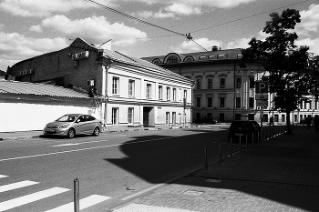 Гончарная улица / Гончарная улица в Москве. Июнь 2014. SIGMA SA-7; SIGMA ZOOM 28-135mm 1:3.8-5.6 MACRO; SIGMA EX MULTI-COATED UV; ILFORD PAN 100; FOTOпроект.
