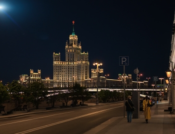 С видом на высотку / Москва, Раушская набережная
