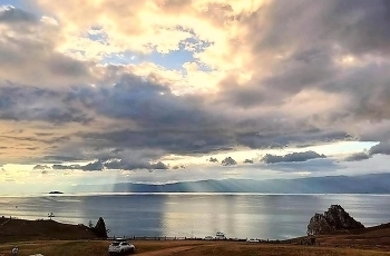 Байкал купается в лучах вечернего солнца / Байкал купается в лучах вечернего солнца
