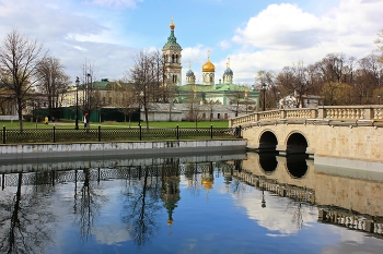 Пруд / На территории Рогожского кладбища находился пруд с чистой родниковой водой, куда в Богоявление совершался крестный ход с освящением воды. 
В советское время пруд засыпали, сперва там была свалка, потом стадион завода автоматических приборов. В наше время пруды восстановили, теперь здесь не один мост, а три.