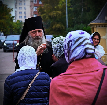 Архиереиское Благословение. / Монастырь. Праздничный день.