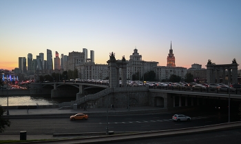 Час "пик" на Бородинском мосту / Москва