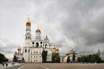 За стеной... / В Кремле.