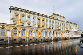 Москва, Кремль, ... / Большой Кремлевский Дворец в дождливый летний день.