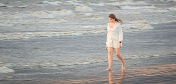 В ритме волн / Не в такт шагам, а в такт дыханью моря,
Она ступает мягко, с волнами не споря.
Но не о споре речь — о лёгкости, о воле,