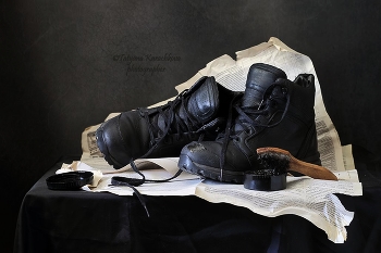 Эти черные ботинки... / Типа черный натюрморт, но без искусственного обесцвечивания
