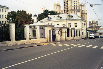 Гончарная улица / Улица Гончарная в Москве. Сентябрь 2014. Voigtlander BESSA R3m; Voigtlander NOKTON Classic 40mm F 1.4; HOYA HMC UV(C); Kodak Professional ProFoto XL 100; FOTOпроект.