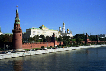 Кремлёвская набережная / Кремлёвская набережная Москва-реки в Москве. Сентябрь 2014. Voigtlander BESSA R3m; Voigtlander NOKTON Classic 40mm F 1.4; HOYA HMC UV(C); Kodak Professional ProFoto XL 100; FOTOпроект.