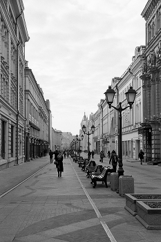 Никольская / Никольская улица в Москве. Ноябрь 2014. Canon EOS A2; Canon Zoom Lens EF 28-105mm 1:3.5-4.5 II USM; Kenko L37 Professional; ILFORD PAN 100; FOTOпроект.