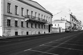 Манежная улица / Манежная улица в Москве. Ноябрь 2014. Canon EOS A2; Canon Zoom Lens EF 28-105mm 1:3.5-4.5 II USM; Kenko L37 Professional; ILFORD PAN 100; FOTOпроект.