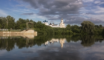 Тихий вечер у плотины / Серпухов, Высоцкий монастырь 2024 год.