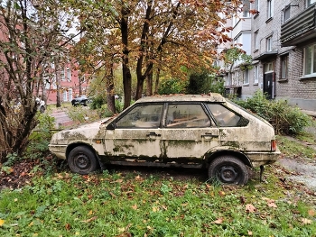 брошеный друг ) / замшелая девятка ,превращенная в склад)